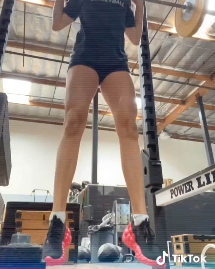 エイプリル・ロスのインスタグラム：「Had fun bouncing around the gym yesterday in my Ltd Edition MIZUNO ENERZYS! 🔥🔥🔥 Stoked on this new innovative “high rebound” technology they’ve developed and are using in shoes going forward, my knees thank you @mizunonorthamerica!❤️❤️❤️ #MIZUNOENERZY #reachbeyond 💪🏼  🔊 Nikki Minaj- Moment 4 Life」