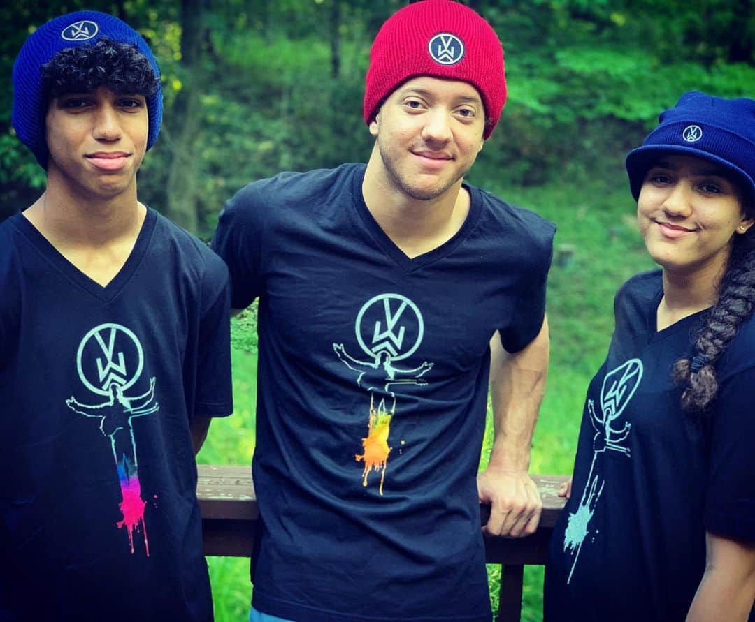 ヴィクター・ウッテンのインスタグラム：「VixMerch.com」