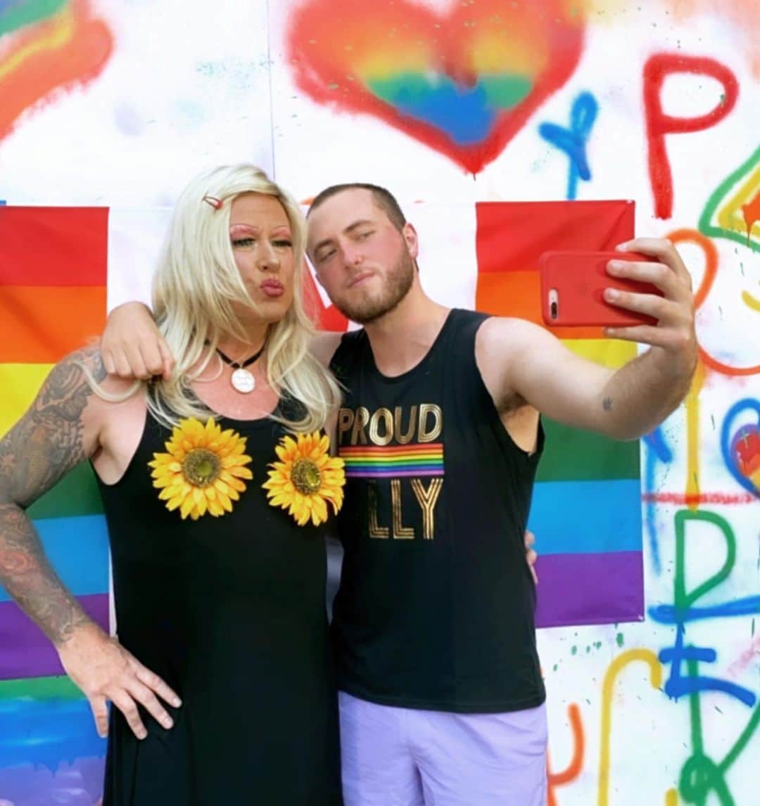 トリ・スペリングさんのインスタグラム写真 - (トリ・スペリングInstagram)「Deana Martin GRADUATES... - Tune into @tbsnetwork TONIGHT to see the NEW episode of @celebshowoff ( check local listings). We thru an EPIC backyard  #Pride Pool Party for my stepson @thejackmonty complete with rainbow champagne flights, Wilbur The Pride Pig, Go Go Dancers, DJ, and turning his dad @imdeanmcdermott into an amazing drag queen ala #DonnaMartin... Deana Martin! Plus celeb zoom guests @doritkemsley and @sheacoulee . The LIVE show tonight has an exciting **Su-Pride**! Tune in tonight!  If I make it thru to next week, immediately following the show my NEW YouTube video will go LIVE at 8pm PST ( the link will be in my bio starting at 8pm PST) keep me in this exciting competition! I’m playing for my charity @stjude . - Thx to everyone who made Dean into Deana Martin: wig by @godivassecretwigs hair by @laurarugetti makeup by @glambypamelab and wardrobe by 🙋🏼‍♀️ (scroll they all the pics)」7月8日 8時05分 - torispelling