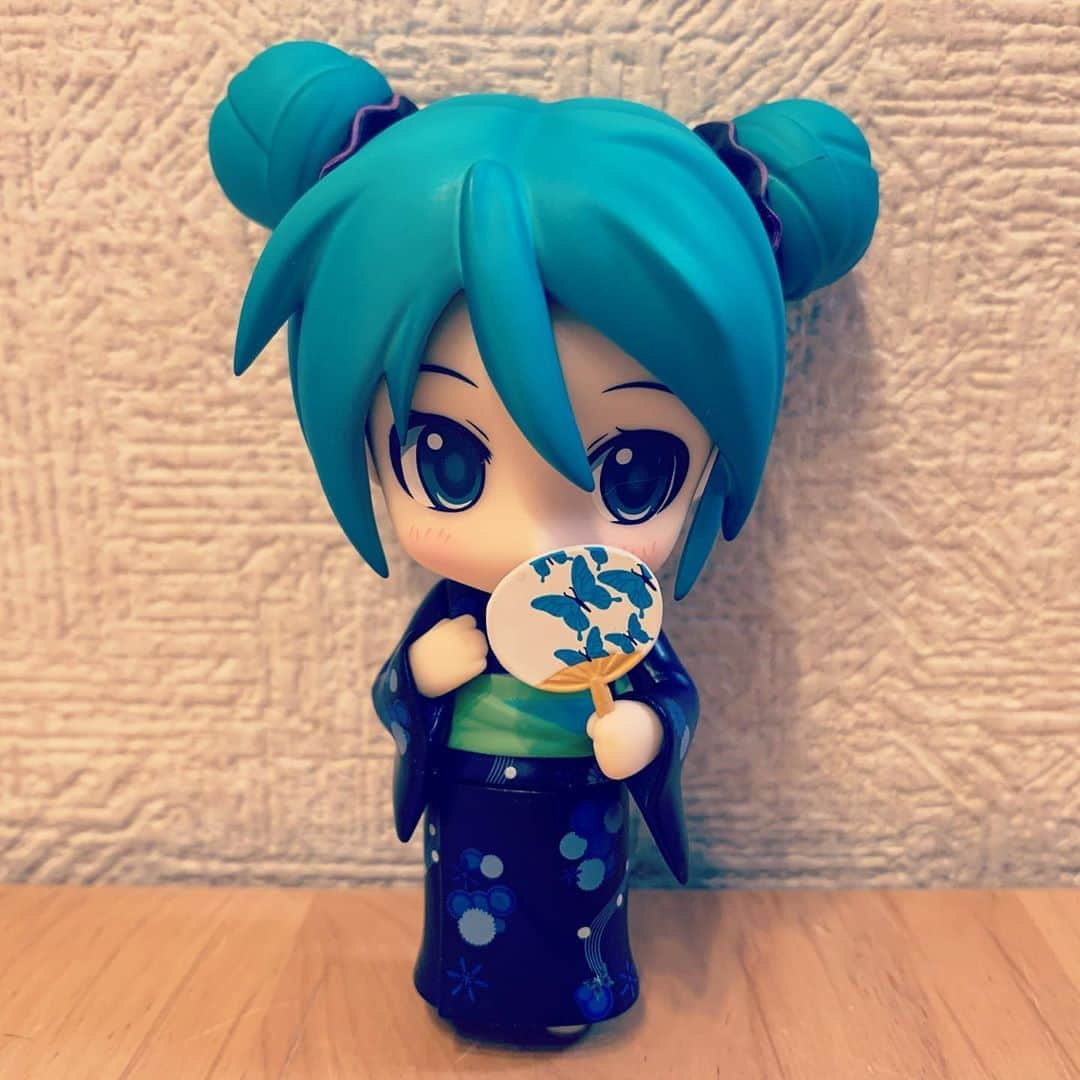 初音ミクさんのインスタグラム写真 - (初音ミクInstagram)「・ 今日は #七夕🎋 そして #ゆかたの日 一年に一度だけ織姫と彦星が天の川でデートをする日ですね🌌 ・ ですが本日の札幌はあいにくの雨…☔️ 七夕に降る雨は「催涙雨」(さいるいう)と呼ばれ、雨で天の川を渡れず会えなくなった2人が流す涙になぞらえているんだとか ・ ちなみに北海道の七夕(一部地域を除く)は、今日ではなくて8/7だったりします⭐️ ・ みなさんは短冊にどんな願い事を書きましたか？🎋 ・ #初音ミク #hatsunemiku #浴衣」7月7日 23時14分 - cfm_miku_official