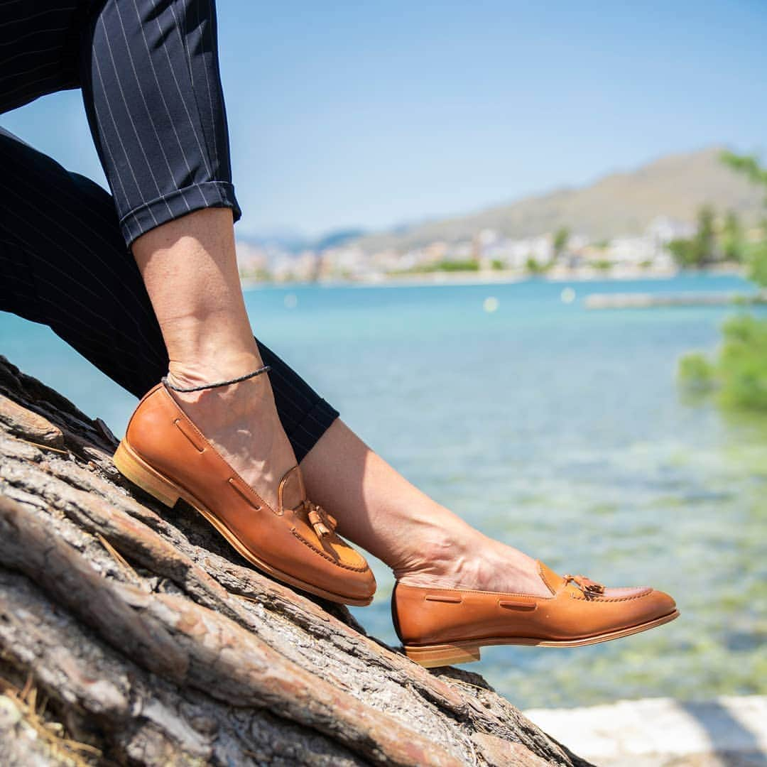 カルミナさんのインスタグラム写真 - (カルミナInstagram)「@horweenleather natural shell cordovan tassel loafers 1640. Featuring a flexible leather sole and kid lining. This shoe, like all the other Carmina´s, is carefully manufactured by expert craftsmen who follow the same techniques that Charles Goodyear created in 1869.For this style we have chosen Drac 20 last. Rounded at the tip with low instep, it is perfect for narrow fitting loafers.  ​ ​#carmina #カルミナ #goodyearwelted #womenstyle #horween #cordovan #cordovanshoes #shellcordovan #carmina1640」7月7日 23時16分 - carminashoemaker