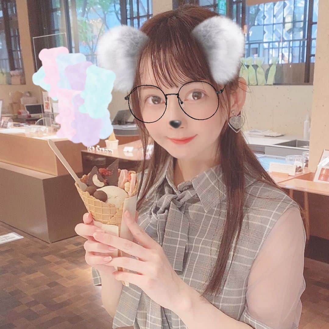 金久保マユ（ぼんぼん）のインスタグラム：「今日は半年ぶりくらいにあさちゃんに会いました〜！！そんなに会ってなかったっけ！？って逆にびっくりだったけど、とても楽しかったです🍨久しぶりだけど久しぶりを感じない友達って凄いなと感じる今日この頃です。 . . . . 暑くて暑くてくたくただったので、目的地に辿り着く前に寄り道したんだけどとても美味しかったです！やっぱり暑い日は涼しいものが1番だな〜！！ . . . . （歩いてる時はちゃんとマスクをつけました😷 この写真撮る時もちゃんと距離をとりました😷） .  . . . #表参道#カフェ#アイスクリーム#暑い#買い食い#美味しかった#かわいい#キャラメルナッツ#チョコレート#原宿#楽しかった#夏服#夏服コーデ#美意識向上#かわいくなりたい#自撮り界隈#いいね#Snow#加工#加工アプリ#スタンプ#アイス#ロング#ぴんく#yummy#sweets#omotesando#cafe#animegirl#love」