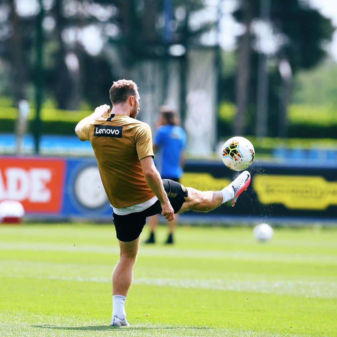 インテルナツィオナーレ・ミラノさんのインスタグラム写真 - (インテルナツィオナーレ・ミラノInstagram)「A SUNNY DAY AT WORK ⚽️💪🏼📸 #Inter #ForzaInter #Training #Football」7月7日 23時26分 - inter