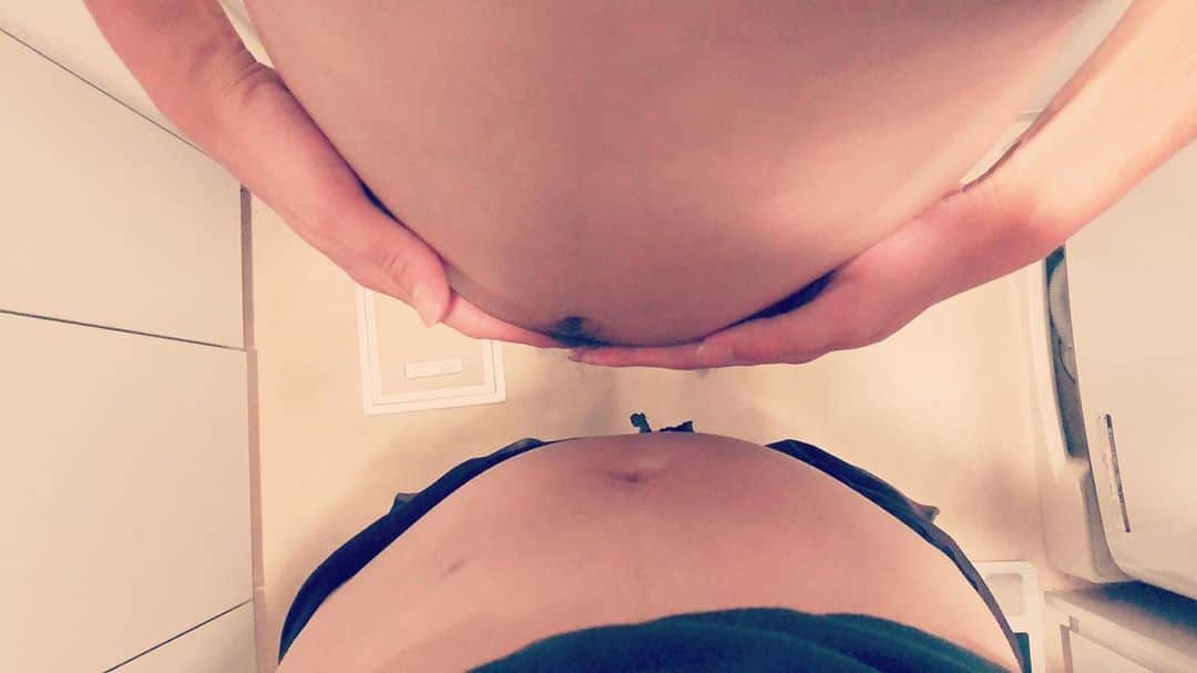 松崎美歌のインスタグラム：「👨👩🐶👶💕 . . .安定期に入ったのでご報告😌 . . この度、新たな命を授かりました💓 大切な家族が増えて、 会えるのがすごく楽しみです🥰 . 無事に元気で生まれてきてね👶🍼 #ご報告#安定期突入#maternity#12月予定#💓」