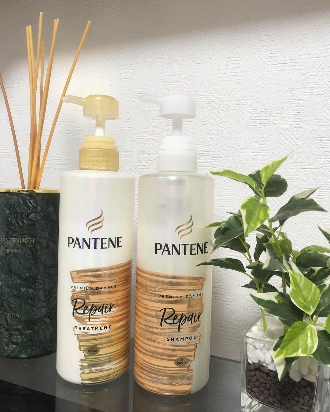 金澤楓さんのインスタグラム写真 - (金澤楓Instagram)「. 愛用シャンプーです❤️ @pantene_jp_official  . どのシリーズも発売するたび使ってるシャンプーなんだけど、このリペアーシリーズが最高にお気に入り✨✨ . 美容乳液シャンプーで泡立ちすごいし、洗い流した後のしっとりした感じも❤️ 私はこのあとに前紹介したカプセルミルクの洗い流さないトリートメントのライン使いです✌︎✌︎ . CM通り夕方5時でもサラツヤです🌿 なんと言っても香りが好き💕 .  #パンテーン #夕方5時でもHairWeGo #partnershipwithPANTENE #愛用シャンプー #ヘアケア  #美容乳液シャンプー #ミセラー」7月7日 23時30分 - kae_o51o