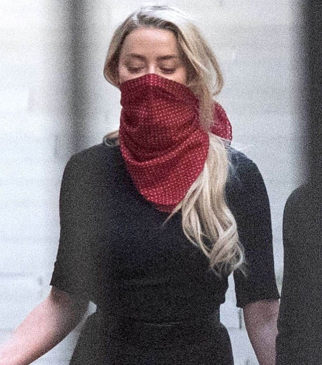 Just Jaredさんのインスタグラム写真 - (Just JaredInstagram)「Amber Heard arrives at court for her ex husband Johnny Depp’s libel case with regard to the allegations of abuse. Tap this pic at the LINK IN BIO to see what happened in court today.  #AmberHeard Photos: Getty」7月7日 23時34分 - justjared