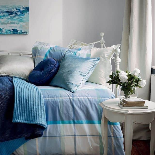 ローラアシュレイのインスタグラム：「Inject the current trend for classic blue hues into your bedroom. Shop all bedding now at 50% off.」