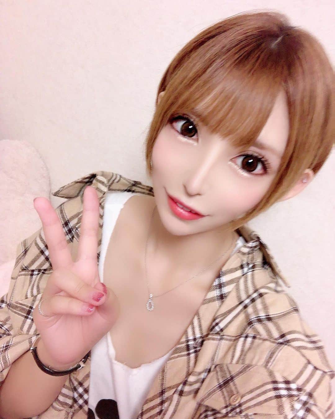 葉月七瀬のインスタグラム：「久々に更新🐰🌟 最近全然メイクしてない🥺 またぼちぼちやってきます👋🏻✨」