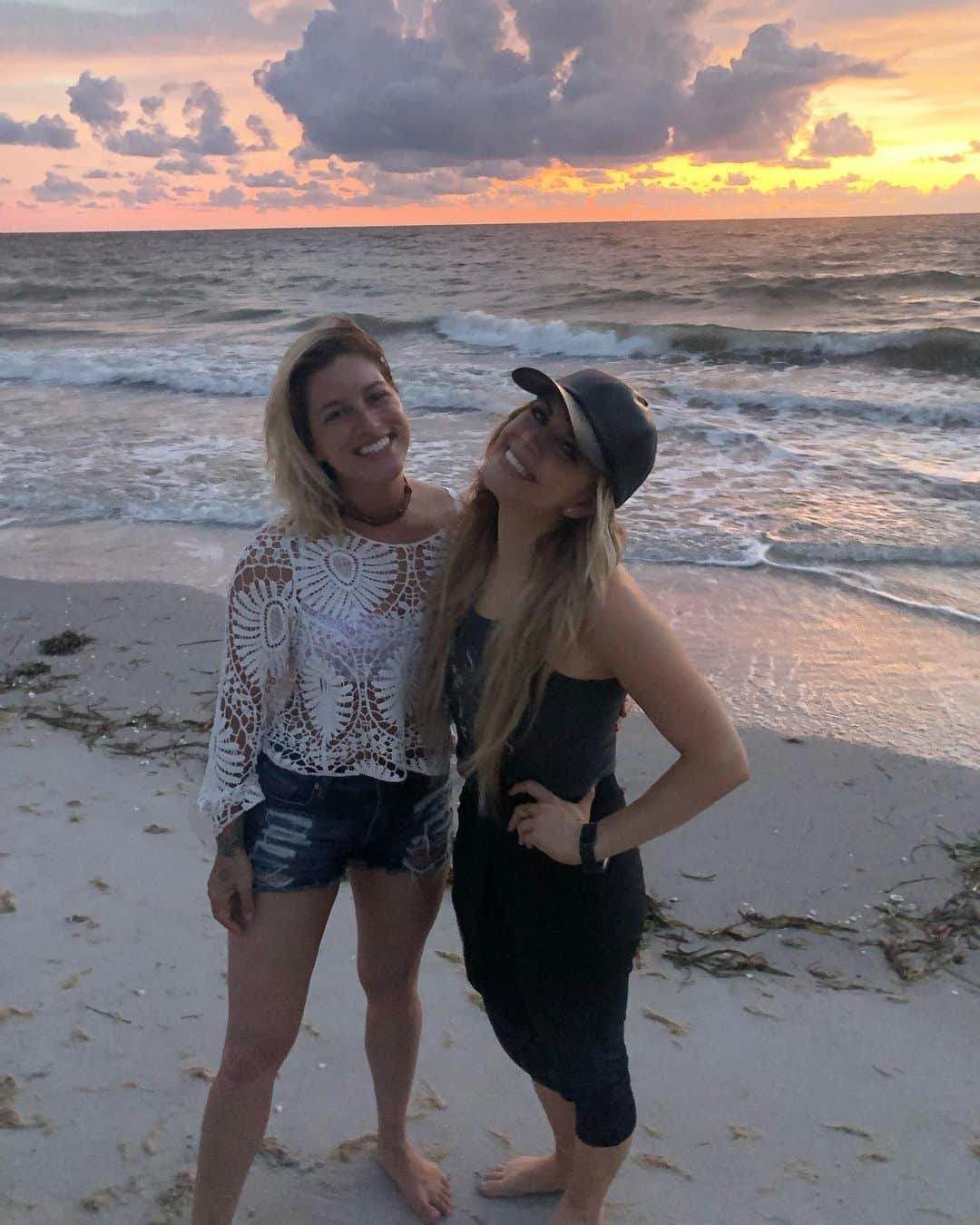キャサディー・ポープのインスタグラム：「My best friend has shared something incredibly personal today and I couldn’t be more proud of her bravery. She has also created a foundation called the #MakeYouMovement where proceeds will support at-risk youth, domestic abuse and sexual assault survivors. Go to @lindsayell’s page to read more about this and click on the link in her bio to read the full @people article. Love you, Linds.」