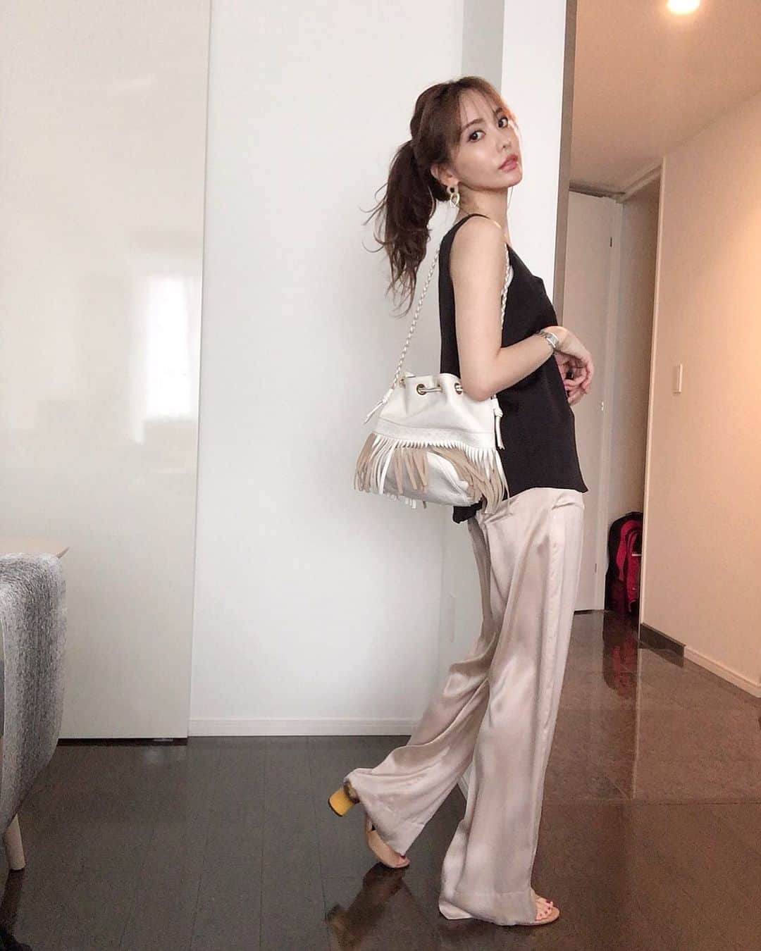 のインスタグラム：「夏になるとカーニバル使いたくなる🍒 @jandmdavidson   tops  @loveparis_jp  pants @doublestandard_official  shoes @acnestudios   #ビジネスカジュアル#スーツ女性#スーツコーデ#olコーデ#お仕事コーデ#ジャケットスタイル#大人コーデ#PR#大人カジュアル#オフィスカジュアル#夏コーデ#おうちコーデ」