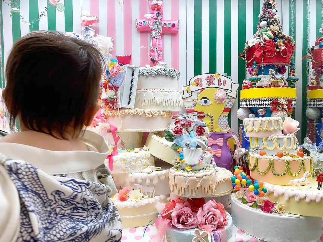 Momoeのインスタグラム：「. . 与野本町ぷらぷらしてた時に見つけた 何やら映えそうな背景...。 “可愛い”って書いてある下の人（！？）が 可愛くないどころか怖すぎて草。 . .  #happy #家事 #育児 #family #家族 #boy #smile #男の子 #息子 #code #love #lucky #kids #子供 #thankyou #宝物 #ベビー #fashion #follow #心 #縁 #パパ #ママ #家族写真 #男の子ママ #赤ちゃん写真 #photo #子育て #1歳 #flower」