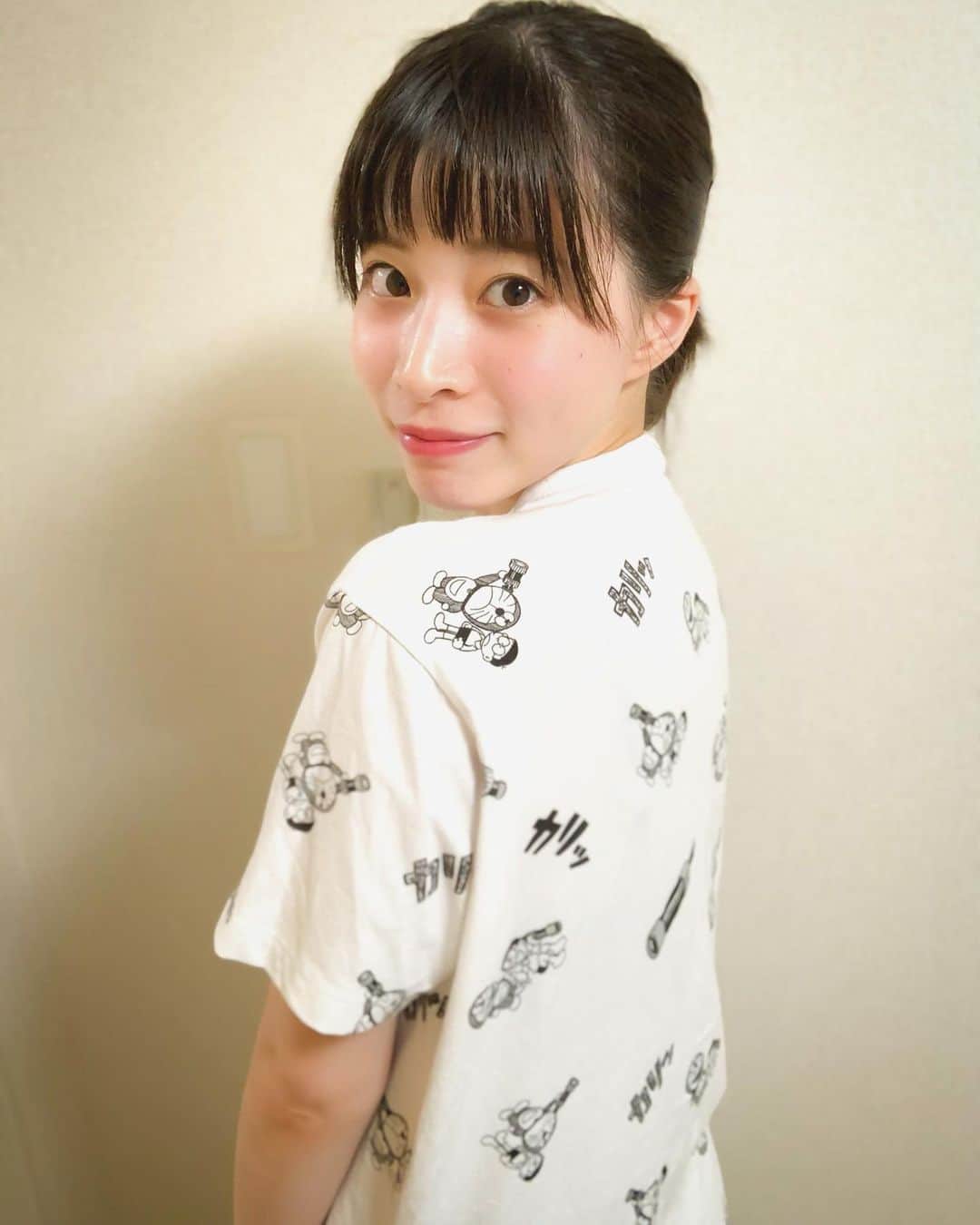 小菅怜衣さんのインスタグラム写真 - (小菅怜衣Instagram)「本日のこすげもん。 . スケスケ望遠鏡Tシャツ〜🌻 白黒でお洒落なドラえもんだねって 声かけてもらってアガッた( ˘ω˘ )♥♥♥ . . 最近暑いのと湿気で髪型はポニーテールばかり。 . . そして今日は七夕だったね🎋 みんなは何をお願いしましたか？ 私は漠然と〝己の飛躍〟です。 あとは皆さまの健康と安全。 自然災害の被害に遭われた方々が 1日でも早く平穏を取り戻せますように。 . 私は明日も誰かの笑顔に繋がると信じて 生き続けます。 . . . . . #ドラえもん #ドラえもんグッズ #ドラえもん大好き #ドラえもん好きな人と繋がりたい #ドラえもんtシャツ #今日のコーデ #きょコ #1日の終わり #七夕  #instadaily #instafashion #instadoraemon #instamood #japanesegirl #doraemon #todayscode #followｍe」7月7日 23時56分 - kosuge_rei