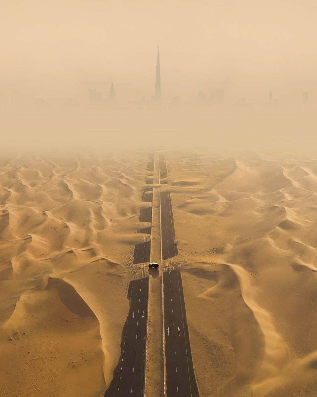 Discover Earthさんのインスタグラム写真 - (Discover EarthInstagram)「🇦🇪 #discoverDubai with @spathumpa : Different roads to Dubai. Which one would you take ? 🚘  -  #dubai #uae #mydubai  #dubailife #dubaicity #dubaistyle」7月7日 23時58分 - discoverearth