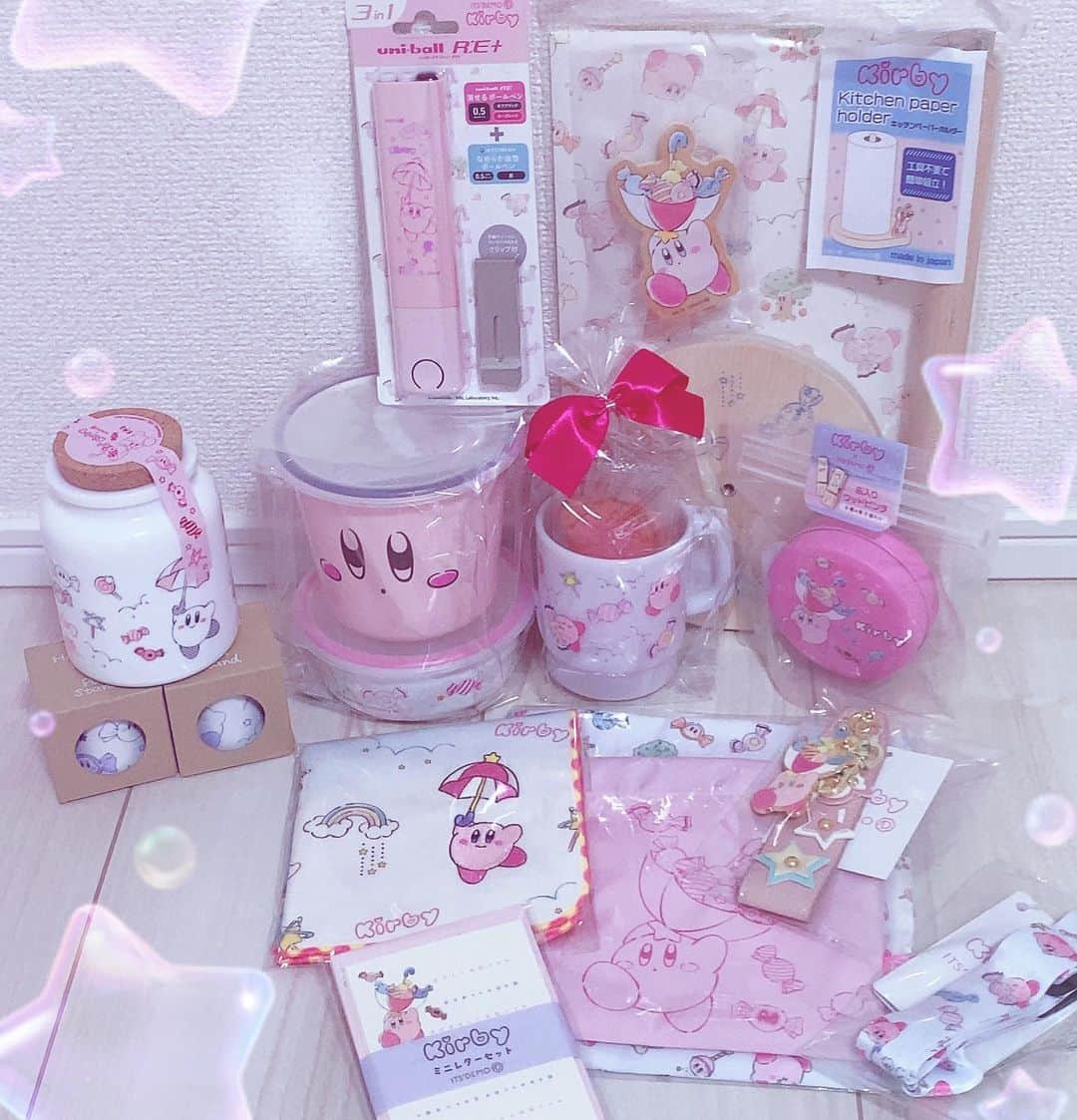 漆川しずくのインスタグラム：「IT'SDEMO × 星のカービィ コラボ第3弾ついつい買ってしまった🥺 かわいすぎる…第2弾の時も素晴らしかったけど第3弾もツボにハマるものが多かった… キッチンペーパーホルダー買わなきゃって思ってたから早速使えてありがたい🙏🏻💓 アクリルマグカップのクッキーもったいなくてたべれない😭笑 カービィのおかげで心がほくほくです🍭💓  #itsdemo #いっつでも #イッツデモ #イッツデモカービィ #星のカービィ #ピンクの悪魔 #カービィ #かーびぃ #ワドルディ #わどるでぃ」