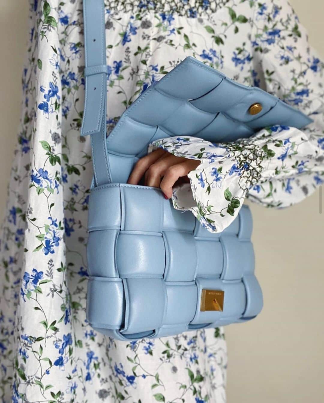 ShopBAZAARさんのインスタグラム写真 - (ShopBAZAARInstagram)「Cool off this summer with the ice blue @BottegaVeneta bag that combines the best of both worlds. Bottega is the fashion editor designer of choice and a cool shade of blue is the perfect finishing touch to go with every look. You’ll sure be happy with this summer must-have. #ItBag #SummerBags  Regram: giuli_romanelli」7月8日 0時05分 - shopbazaar
