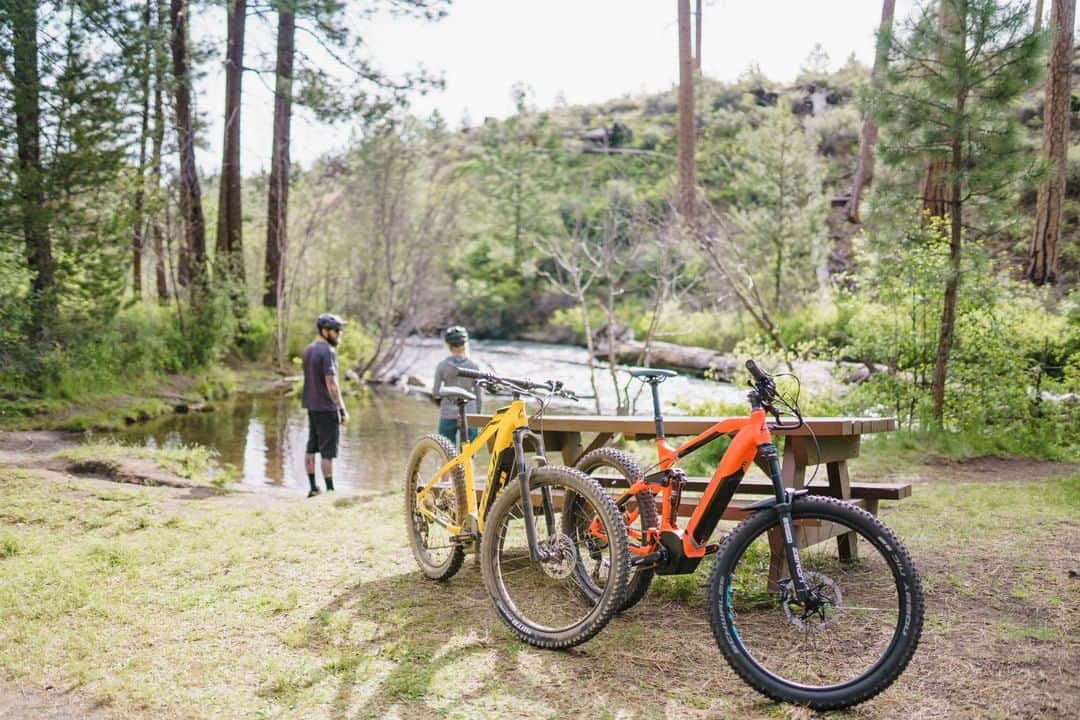 Fuji Bikesさんのインスタグラム写真 - (Fuji BikesInstagram)「When you're ready to charge up your ride, turn to the #FujiBlackHill and #FujiAmbient ⚡  #Ebike #Mtb #Electricbike #MountainBike」7月8日 0時06分 - fujibikes