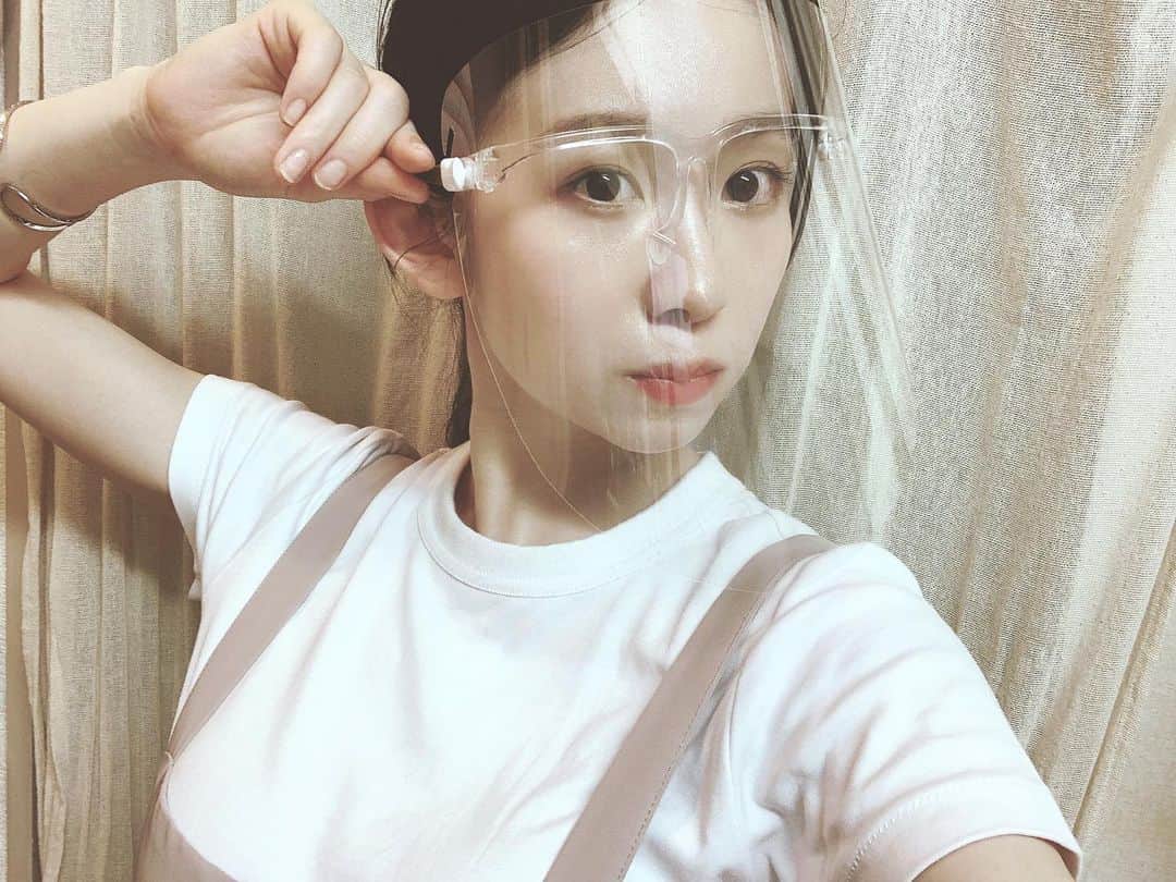 橘花梨のインスタグラム：「新しい日常を受け入れてがんばるぴょん。今日も一日おつかれさま。毎日元気に生きててわたしたちとっても偉いね！﻿#フェイスシールド #ソーシャルディスタンス #自撮り #facemask #faceshield #socialdistancing #japanesegirl ﻿」