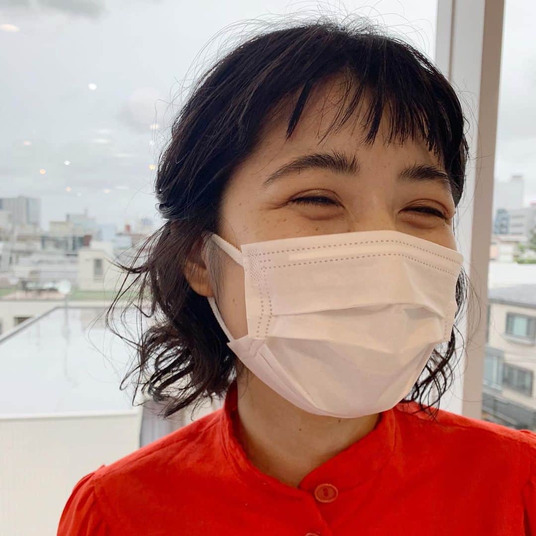 小松美緒のインスタグラム：「ぱつっとしたミニボブに飽きた頃には　 しっかりウェーブのパーマをかけると　 気分が思い切り変わっていいよね〜♡  いつもありがとう。 @yuri.h__   また頻繁に会えるの嬉しい✨✨✨　 @wyeth_hair」