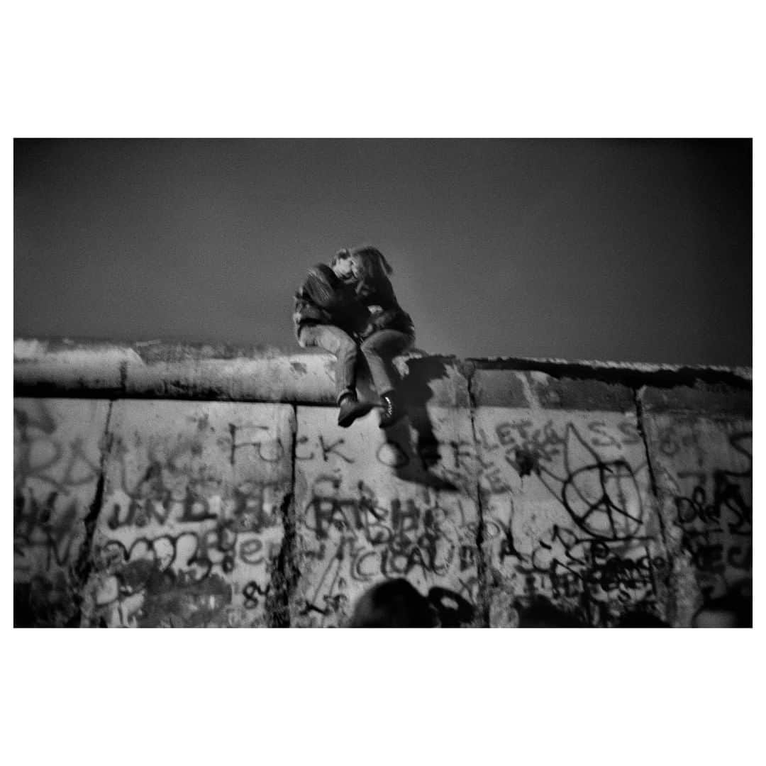 Magnum Photosさんのインスタグラム写真 - (Magnum PhotosInstagram)「On the wall, people celebrating New Year's Eve. Near the Brandenburg Gate, after the fall of the wall in November of 1989. Sunday 31st December, 1989 (around midnight). Berlin. Germany.⁠ .⁠ A new collection of timeless photographs is available now in 8x10’’ format for the first time. These images are available as a limited edition of 100 prints, and once sold will never again be available at this size.⁠ .⁠ Find this image and the full collection available at the link in bio.⁠ .⁠ © #GuyLeQuerrec/#MagnumPhotos」7月8日 0時13分 - magnumphotos