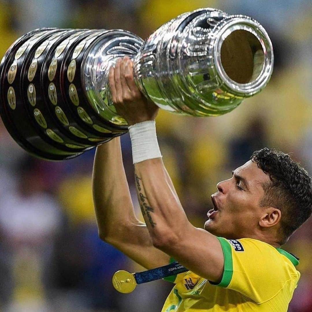 チアゴ・シルヴァのインスタグラム：「Há um ano atrás, estava levantando a taça com os meus companheiros da @cbf_futebol 🙏 Dedico o post de hoje a Deus, aos meus companheiros de time, à minha família, aos meus amigos e fãs que junto comigo, sempre acreditaram e estiveram ao meu lado nos momentos mais importantes da minha história.  • • • #ThiagoSilva #TS3 #FamiliaSilva #CoronaOut #StopCorona #restecheztoi #jesuischezmoi #restezchezvous #fiqueemcasa #fiquememcasa #ficaemcasa #euficoemcasa #stayhome #stayathome #restezalamaison #yomequedoencasa #RioDeJaneiro #Maracana #Maracanã #CBF #SeleçãoBrasileira #SelecaoBrasileira」