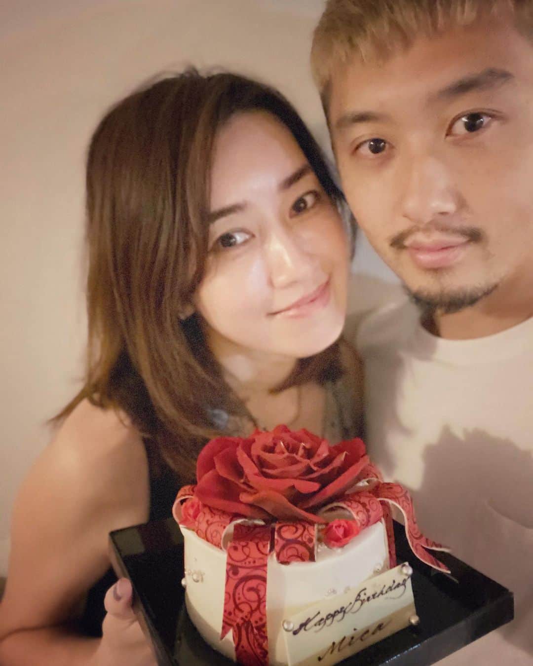 柴田翔平のインスタグラム：「ℋ𝒶𝓅𝓅𝓎 ℬ𝒾𝓇𝓉𝒽𝒹𝒶𝓎 𝒩𝒾𝒸𝒶🌹 ・ ・ ・ 仁香へ沢山のバースデーメッセージをありがとうございます😊✌️ 朝にサプライズでリビングに置いておいたプレゼントを履いてディナーへ来てくれたよー😆 やっぱり凄く似合う！ お店で見た時から絶対似合うって確信してて俺がずっと欲しかった靴😂笑 それをプレゼント出来て良かったー！ ケーキは今年はお花の代わりに薔薇の🌹ケーキで家族3人でお祝いしましたー😊 素敵な一年を一緒に過ごそうね！改めておめでとう😘 #仁香　#今年の誕生日　#仁香の彦星は彦次郎👴🏽」