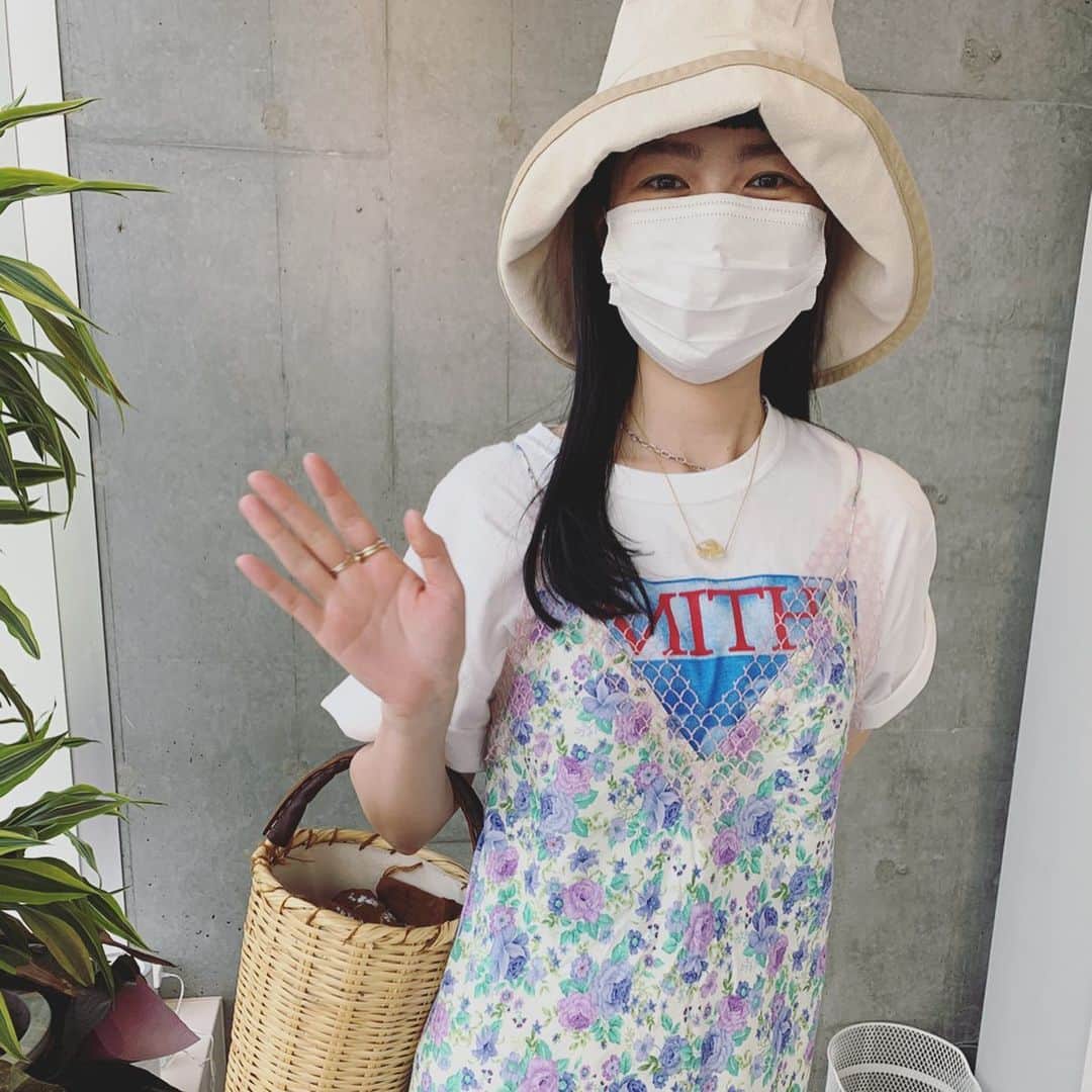 小松美緒のインスタグラム：「お洒落な子には　 普通っぽくて普通じゃない前髪のデザインを。　 　 ステキな帽子で前髪は全部見えてないけど。いいのいいの、見えなくて。笑 今回もけっこう攻めた長さにしたよね。　 　 それにしてもこの帽子もお洋服もめちゃめちゃ可愛かった〜  @oliiii______  いつもありがとう♡   ●今週は8.9.10.11日出勤してます。　 お取りできるお日にち、お時間ありますのでDMください。」