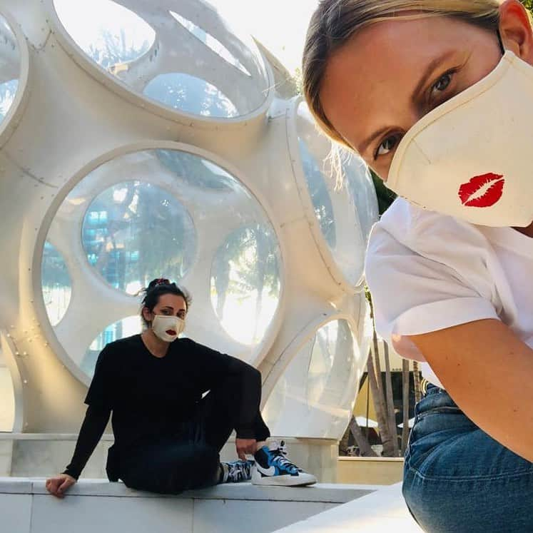 カロリナ・クルコヴァさんのインスタグラム写真 - (カロリナ・クルコヴァInstagram)「Working hard with @ashleyliemer on all things @billieblooms & Karolina Kurkova  #Masks4All. 📍Miami Design District  Check out my stories to see how I keep our family’s masks clean and organized. ✨👌🏼 #wearadamnmask」7月8日 0時16分 - karolinakurkova