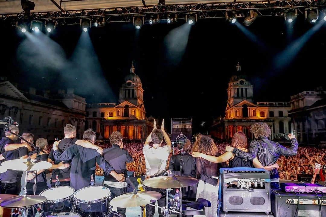 ノエル・ギャラガーさんのインスタグラム写真 - (ノエル・ギャラガーInstagram)「#OnThisDay back in 2018 NGHFB's headlined Greenwich Music Time on a stunning night at London's Old Royal Naval College ⚓️ ⚓️ 📸:@selfieguideshaz」7月8日 0時29分 - themightyi