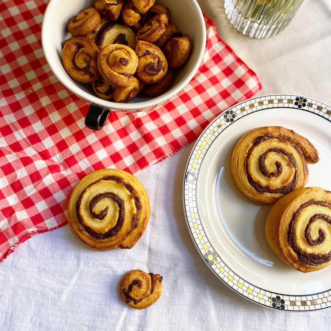 Eat With Steph & Coのインスタグラム：「Full size Cinnamon rolls or mini buns for cereal - which would you pick? 🌀 📸 @thetessaproject  . . . #cinnamonbuns #minicinnamonrolls #homemadecinnamonrolls #cinnaboncereal #pancakecereal #homebaker #baking」