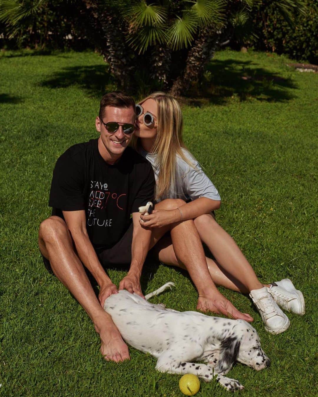 アルカディウシュ・ミリクのインスタグラム：「With my loves ❤️🐶👩」