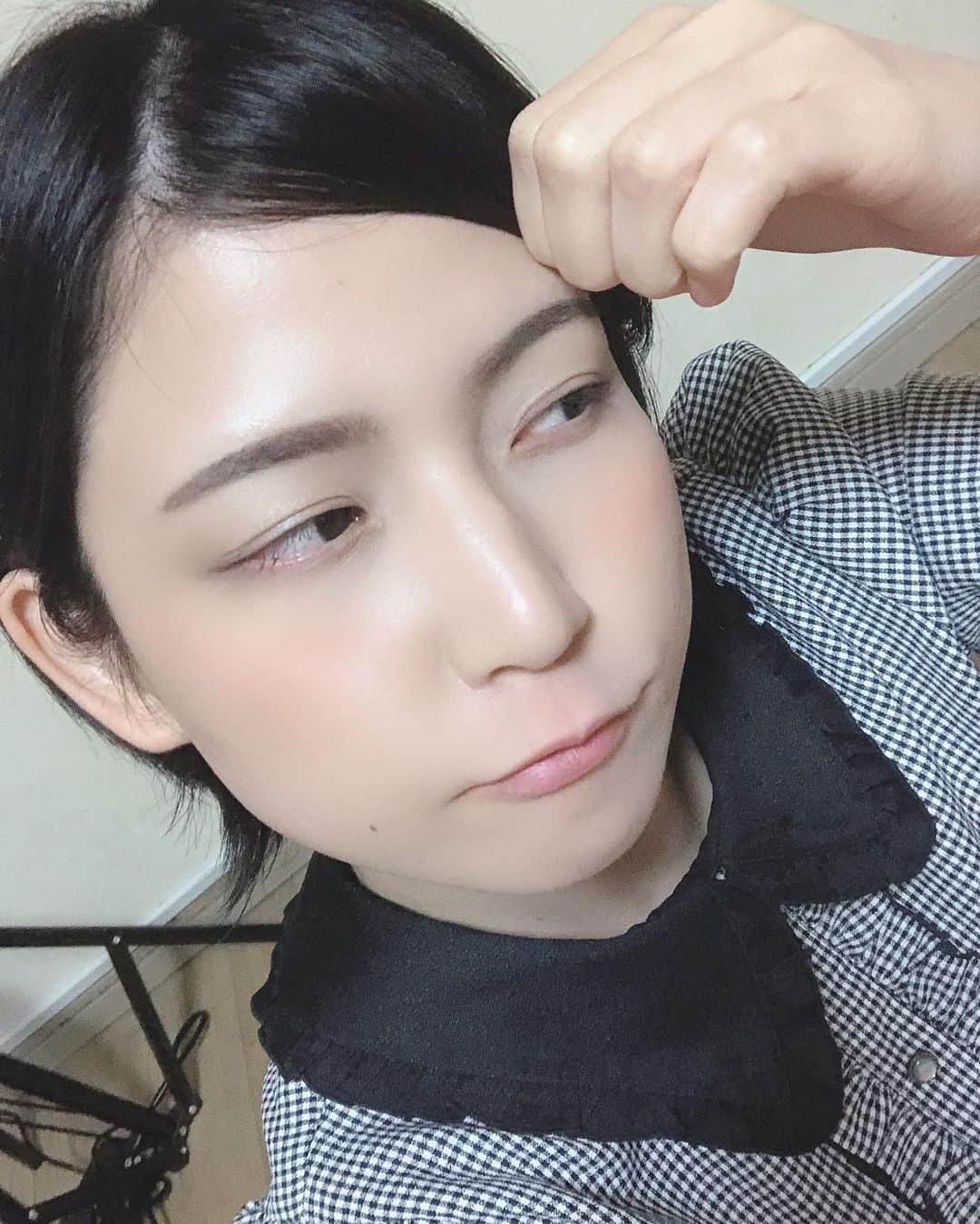 柏木あみのインスタグラム：「前髪のわけ目を変えるとこんな感じ🤟  #黒髪ショート #裸眼 #汗が乾いた後」