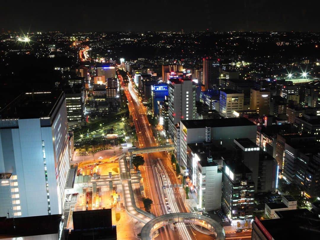 新横浜プリンスホテルのインスタグラム：「. 🚅新横浜駅の歴史🚅 新横浜駅が生まれたのは1964年10月。初めに新幹線とJR線が開通しました。そしてブルーラインが1985年に開業。オフィス、飲食店、ホテルなどが建ち、これまで進化し続けています。 2022年度には相鉄・東急直通線が開通する予定です。渋谷まで乗り換えなしで移動でき、ますます便利な街に！今後もお楽しみに😊 . . . . #新横浜駅 #新横浜プリンスホテル#プリンスホテル#新横浜#横浜#客室 #ホテルレストラン #ホテル#みなとみらい#旅行#横浜旅行 #shinyokohamaprincehotel#princehotel#shinyokohama#yokohama#hotel #myyokohama #shinyokohamastation」