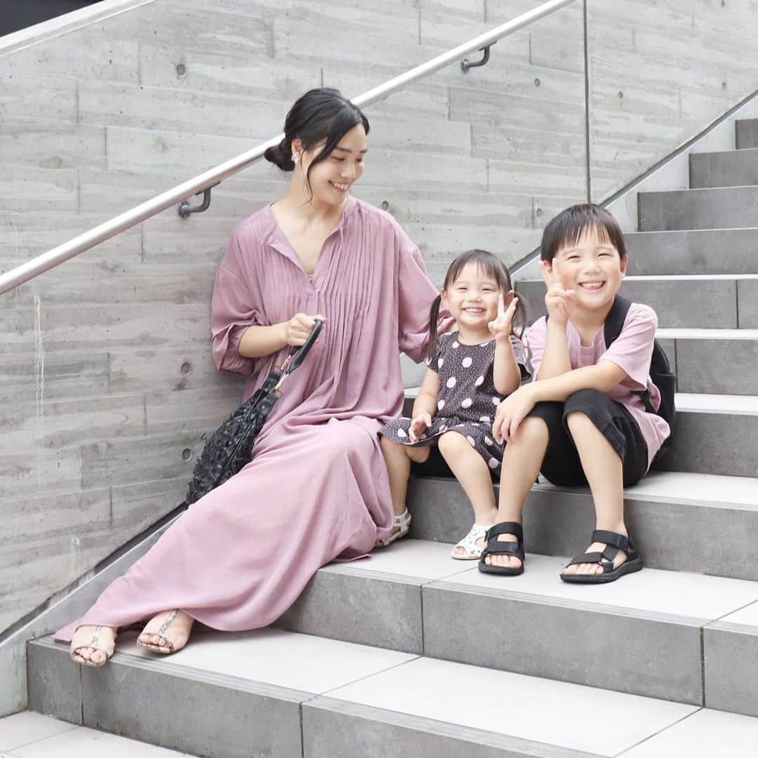 Eri Satoのインスタグラム：「lavender×blackリンクコーデ · one-piece: @rectangle_official  shoes: @outletshoes_official pierce: @joueri · @rectangle_official の #楊柳Vネックロングワンピース 襟元のリボンは結ばず垂らしてみたよ☺️ ラベンダー色がとっても綺麗だし 168cmの私が着てもばっちりマキシ丈✨ · 同じ顔が3つ並んでる感👩👧👦 8周年の結婚記念日でした！ 七夕が記念日の人、多いね💛 · #rectangle_official#rectangle_code#rectangle#レクタングル#ワンピース#高身長コーデ#ママコーデ#カジュアルコーデ#ワンピースコーデ#親子リンクコーデ#親子リンクコーデ愛好家#夏コーデ#fashion#ootd#outfit#code#coordinate#style#ファッション#コーディネート#コーデ#プチプラ#プチプラコーデ#シンプルコーデ#mamagirl#locari#partegram#カジュアル#お洒落さんと繋がりたい」