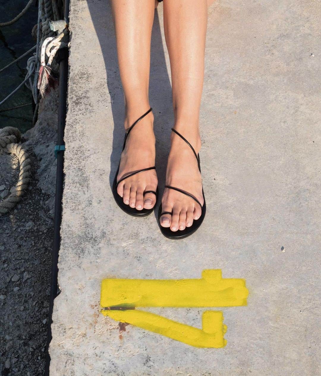 アンシャングリークさんのインスタグラム写真 - (アンシャングリークInstagram)「Catching the Corfu rays ☀️ in our new KANSIZ sandals 🇬🇷   #AncientGreekSandals #SummerSandals#」7月8日 0時35分 - ancientgreeksandals