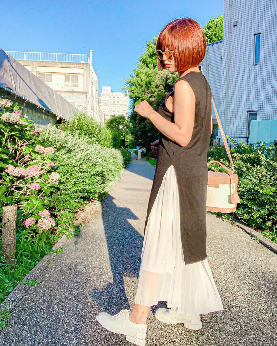 和希詩織さんのインスタグラム写真 - (和希詩織Instagram)「👗👟✨#ootd #ootdfashion  . . . とある日のコーデ👗 楽ちんモノトーンコーデが涼しくて お気に入り🙆‍♀️ 靴はおnewのCAMPER (﻿ @camper_japan )のスニーカー👟 . . . 白いスニーカーにハマってて とくにかかとのソールのデザインが たまらなく好き😋💕 ﻿. . ちょいちょい抜け感のあるソールなのよ👏 攻めてるデザイン好き❣️ . . . . ここの靴は割と個性的な攻めたデザインが多くて アシンメトリーな靴とかもあって なにより素材が軽くて水はけがいい靴ばかりで👟✨ . . . この梅雨の時期かなり大活躍な予感しかしない💯👏 ﻿. . . . . . . #スニーカー女子 #スニーカーコーデ #モノトーンコーデ #camperjapan﻿#campershoes﻿#カンペール﻿#カンペール靴﻿」7月8日 0時39分 - kazukishiori