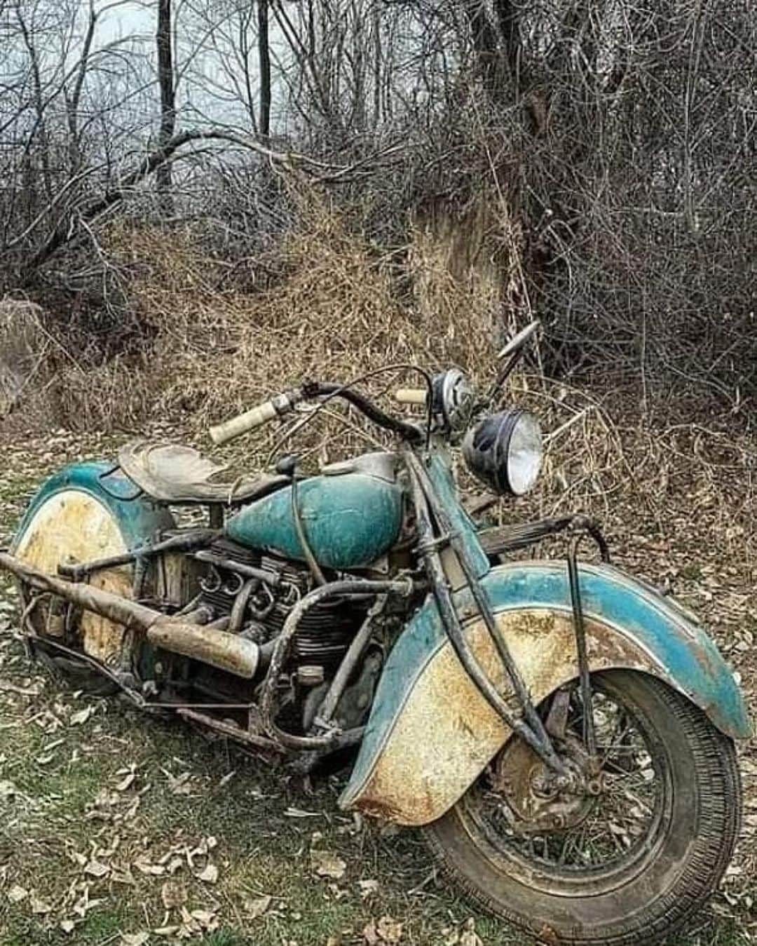 epidemic_motorsさんのインスタグラム写真 - (epidemic_motorsInstagram)「1942 INDIAN Four Cylinder - Parked but not forgotten @antiquemotorcycleclubamca #indianmotorcycle #indianmotorcycles #antiquemotorcycle #antiquemotorcycles #vintagemotorcycle #vintagemotorcycles #antiquemotorcycleclubamca」7月8日 0時41分 - epidemic_motors