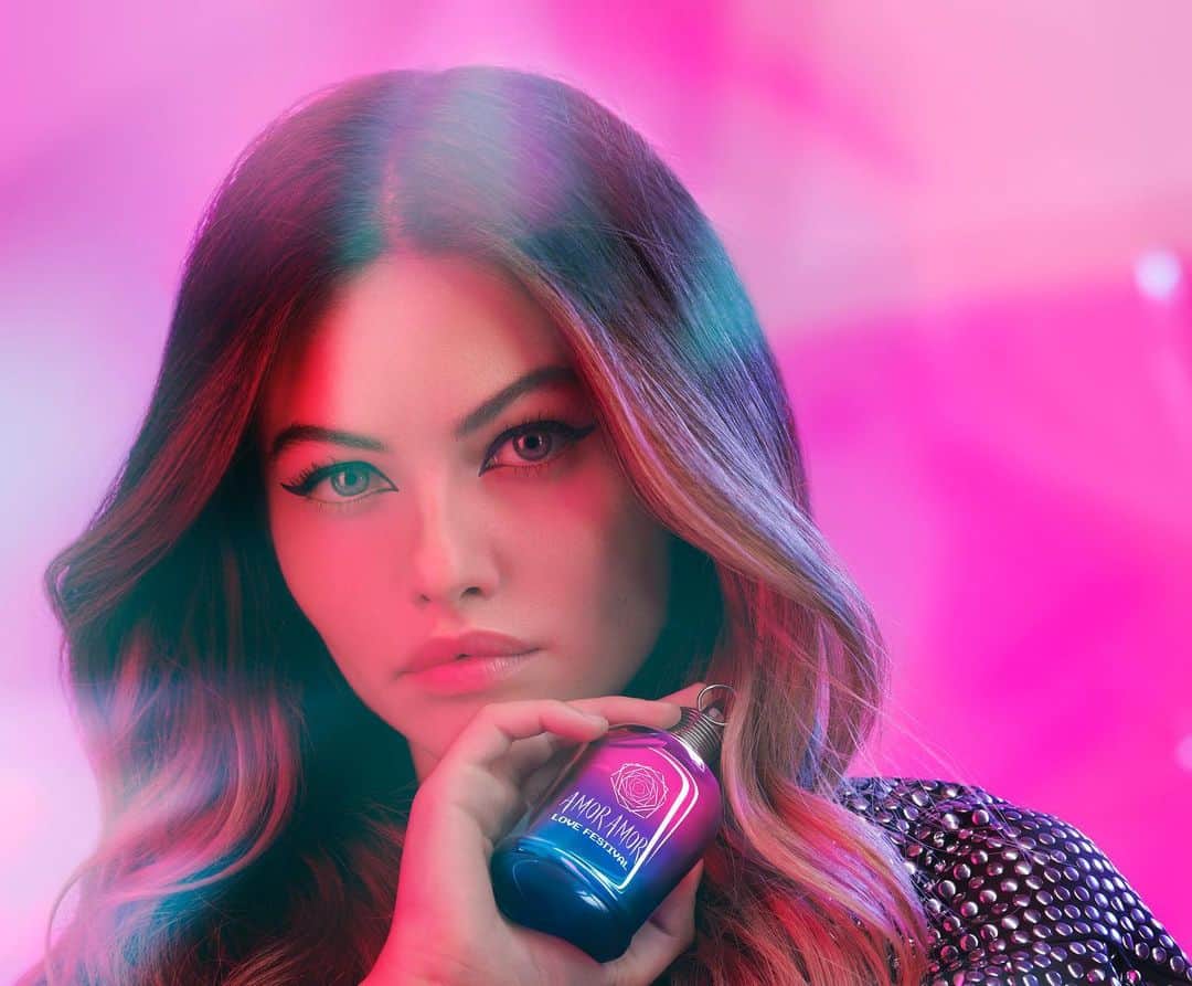 ティラーヌ・ブロンドーのインスタグラム：「Even if I can’t attend my fav festival this year, I just spray some Amor Amor Love Festival and it just feels like an explosive kiss in the middle of the crowd, while madness is happening all around…!” @cacharelparfums #AmorAmor #cacharelsistas #ad」