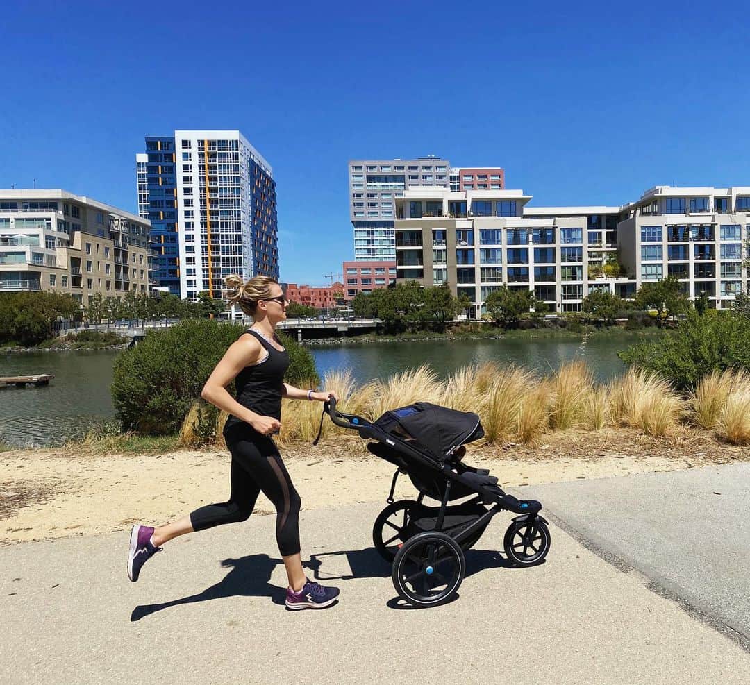 ブリアンヌ・タイゼン＝イートンのインスタグラム：「5.5 months postpartum and finally able to get back to my regular running routine. If anything shocked me about postpartum recovery, it has been how long my pelvic floor has taken to feel “back to normal”. I knew beforehand that pregnancy and childbirth would take a toll on my pelvic floor, but I didn’t realize how much of a toll, and how hard I would have to work to strengthen it.  Running is an important part of not only making me feel physically healthy, but mentally healthy as well. So when I was 3 months postpartum and still not able to run without feeling weakness and instability in my pelvic floor, I felt defeated and worried that I would never be able to return to my regular running routine again.  Thankfully, I began working virtually with Melissa Dessaulles (@mommyberrieshealth) while I was still pregnant to understand what I could do, proactively, to help not only with childbirth, but recovery after having Ander. I was surprised to learn that for me, my pelvic floor strength wasn’t all about doing kegels, but actually learning to relax these muscles as well. Melissa provided me with a better understanding of what actually happens to the pelvic floor during pregnancy and childbirth, and guided me through tons of postpartum exercises to get me back running. While the journey has seemed like two steps forward, one step back, I’m finally able to see the light at the end of the tunnel and feel like my normal self again.  Pelvic floor physical therapy should be a routine part of pregnancy and postpartum care and it’s unfortunate that it isn’t in North America. If you’re pregnant, newly postpartum, or are struggling with leaking or other pelvic floor issues, I would strongly encourage you to seek out a pelvic floor PT for help.」