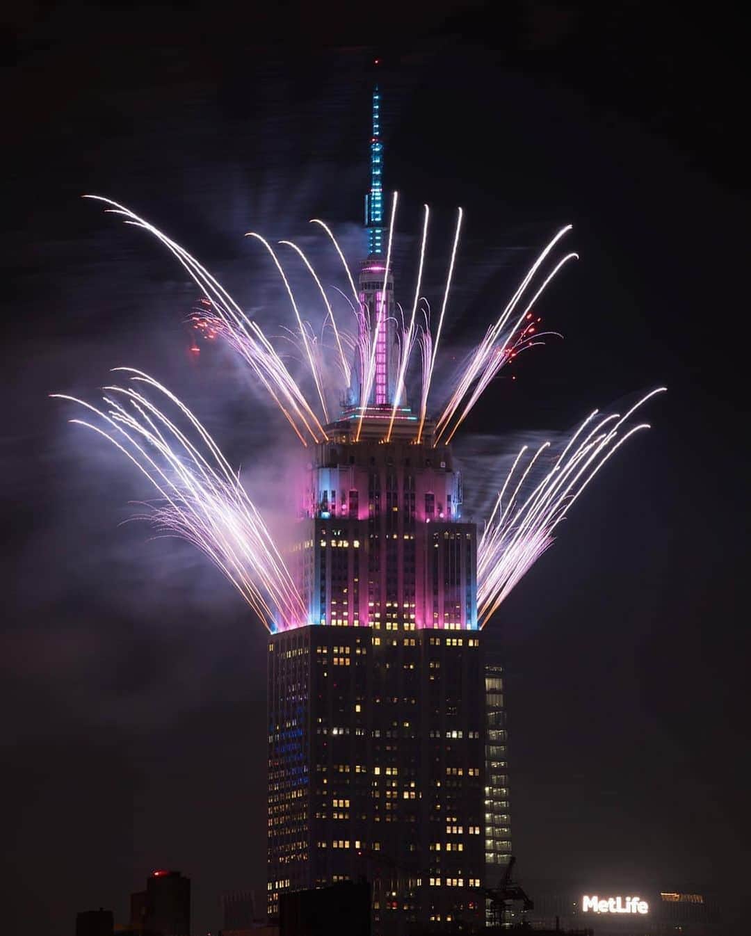 Empire State Buildingさんのインスタグラム写真 - (Empire State BuildingInstagram)「What can we say… we have a flare for the dramatic 😉 ⠀⠀⠀⠀⠀⠀⠀⠀⠀ Took July 4th to a whole new level with the @macys fireworks finale ending with a special fireworks display launched from the top of our tower! ⠀⠀⠀⠀⠀⠀⠀⠀⠀ 📷 (in order): @212sid, @maximusupinnyc, @david_goodman_photos, @peteralessandria, @craigsbeds #EmpireStateBuilding #ICYMI ➡️」7月8日 0時55分 - empirestatebldg