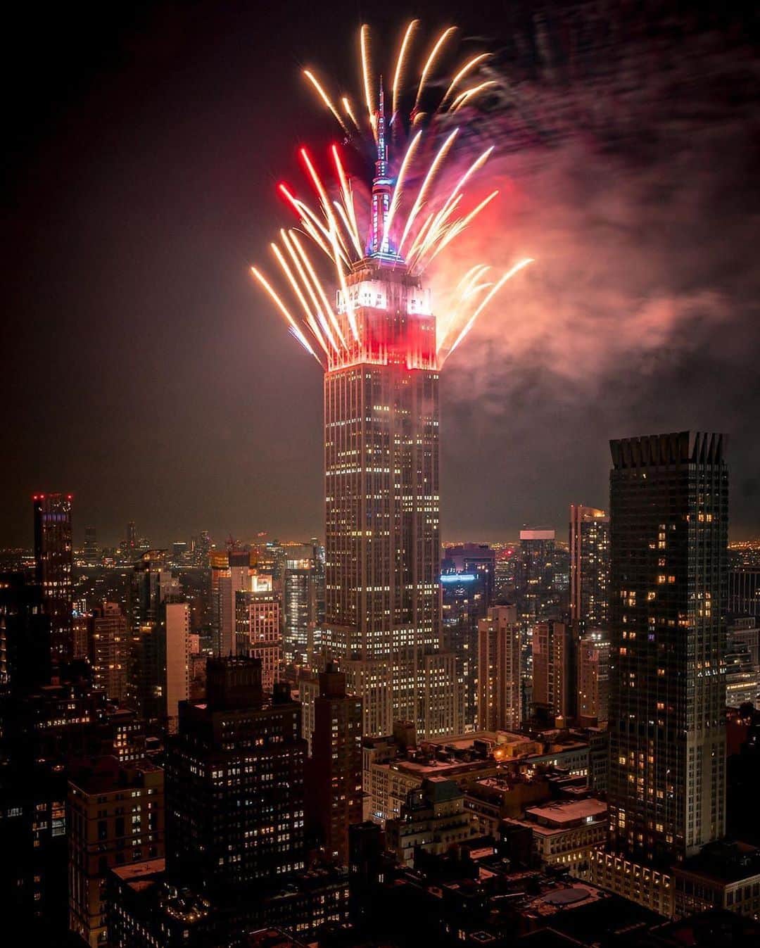 Empire State Buildingさんのインスタグラム写真 - (Empire State BuildingInstagram)「What can we say… we have a flare for the dramatic 😉 ⠀⠀⠀⠀⠀⠀⠀⠀⠀ Took July 4th to a whole new level with the @macys fireworks finale ending with a special fireworks display launched from the top of our tower! ⠀⠀⠀⠀⠀⠀⠀⠀⠀ 📷 (in order): @212sid, @maximusupinnyc, @david_goodman_photos, @peteralessandria, @craigsbeds #EmpireStateBuilding #ICYMI ➡️」7月8日 0時55分 - empirestatebldg