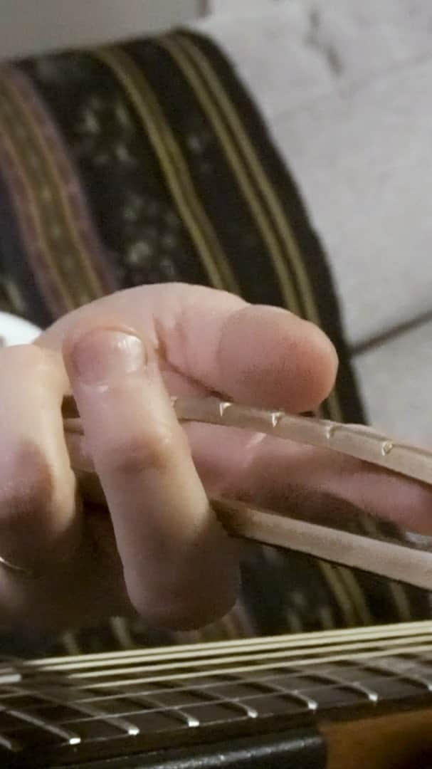 カーキ・キングのインスタグラム：「A quick look at right hand vs. left hand string plucking.   Live masterclass and Q & A this Friday 7/10 on YouTube and Facebook.  Links posted soon.」