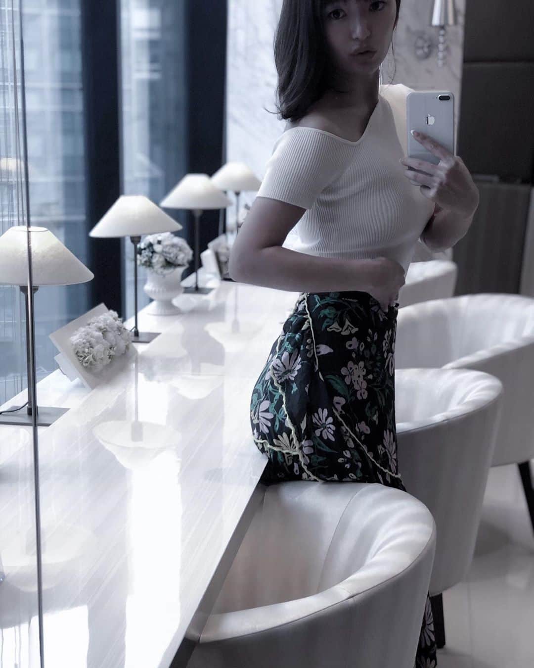 紺谷みえこのインスタグラム：「このスカートお気に入りすぎて たぶん会社の人とかは「また履いてる」って 思ってるかもだけど また履いちゃうんだよね🧸🤍    #スカート　#カジュアル　#大人コーデ　#お気に入り　#ファッション　#コーディネート　#zayanthelabel  #白T好き  #white  #casual #ootd #likes #spring #cool  #japanese  #fashion  #l4l」