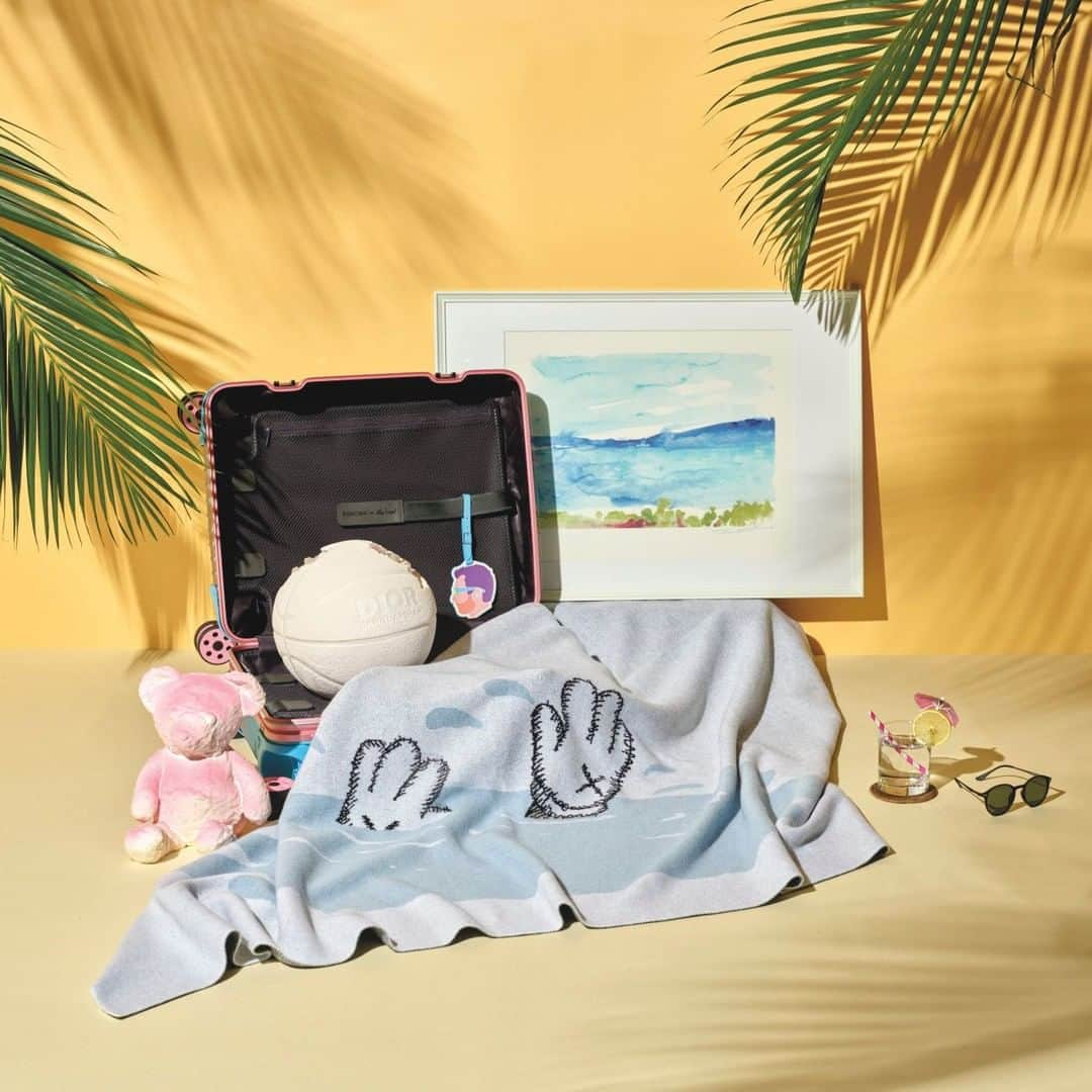 クリスティーズさんのインスタグラム写真 - (クリスティーズInstagram)「The summer holiday may be a staycation but art can provide an escape ☀️ 🧳 🌴⠀ .⠀ Our travel-inspired online auction, Come Fly with Me, presents modern and contemporary works by Alex Israel, KAWS, Daniel Arsham and others.⠀ .⠀ Explore more via the link in bio or at @christiesasia.⠀ .⠀ Modern & Contemporary Art Online: Come Fly with Me Online, 30 June - 14 July.⠀ .⠀ #art #artwork #artist #modernart #contemporaryart #sculpture #travel #staycation #wanderlust #christiesonline #onlinesale #collectingart #danielarsham #rimowa #alexisreal #kaws #zaowouki #dior」7月8日 1時02分 - christiesinc