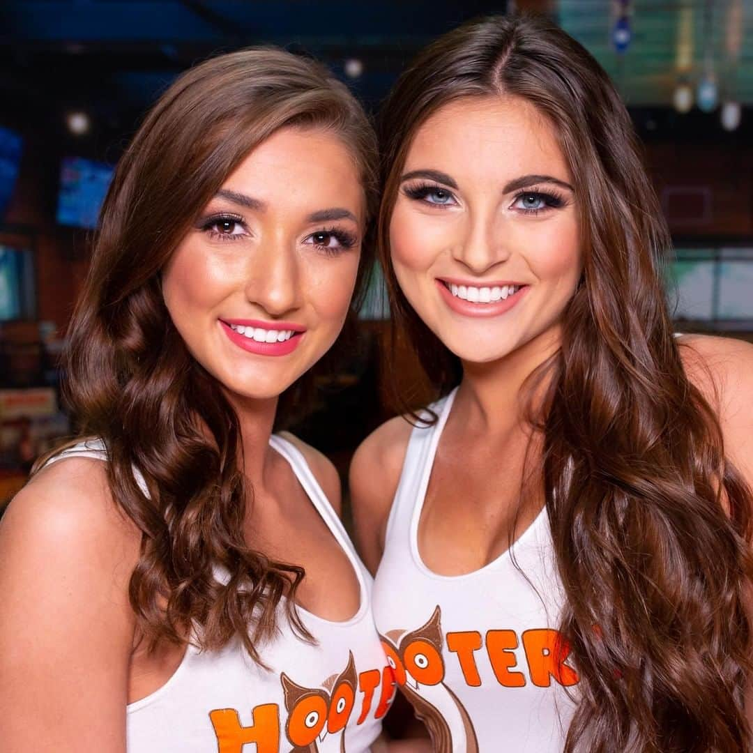 Hootersさんのインスタグラム写真 - (HootersInstagram)「All smiles 😄」7月8日 1時02分 - hooters