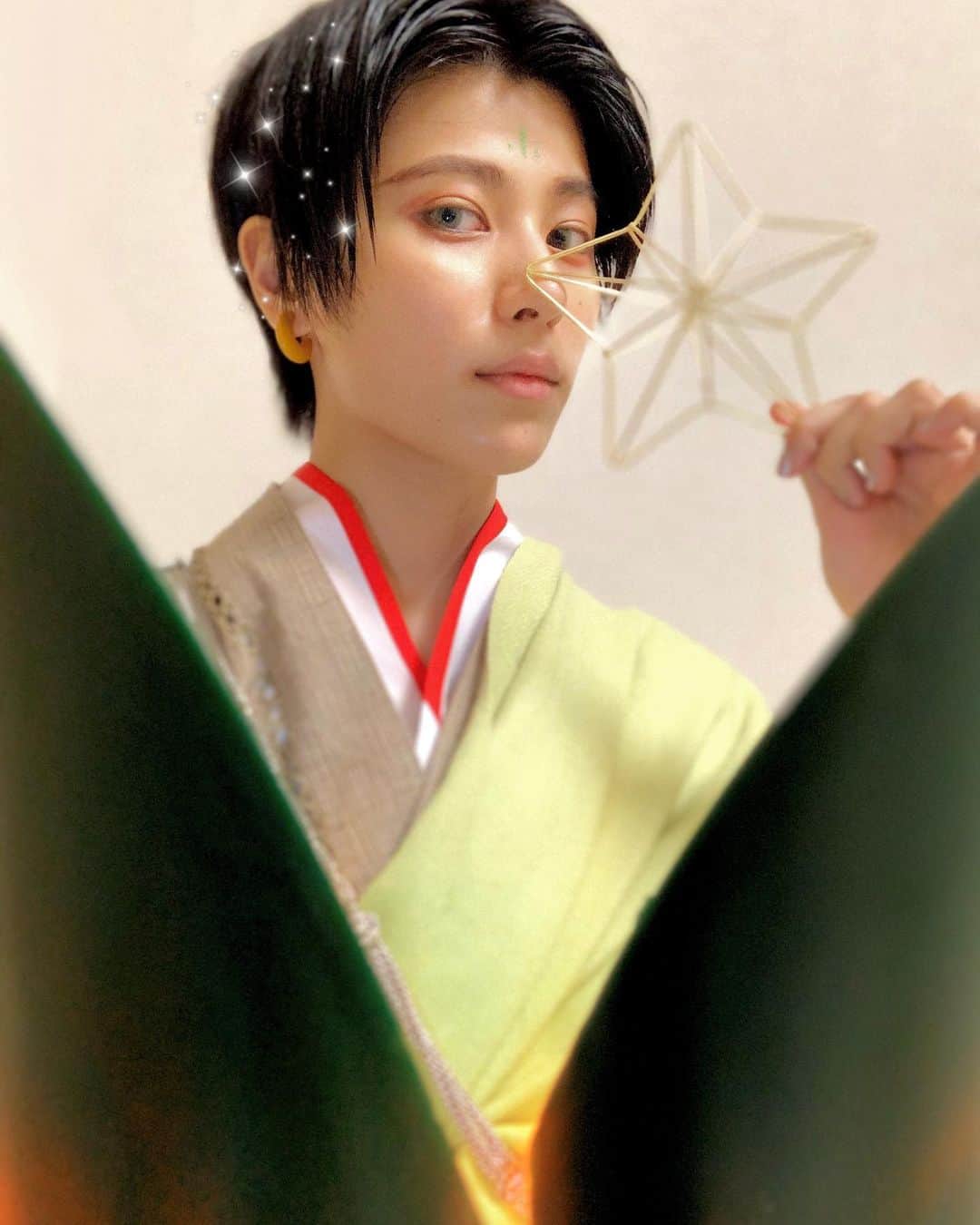 春川芽生のインスタグラム：「彦星来ると思った？🙋‍♂️  笹の葉さらさら #七夕 に乗じて 竹の葉ざわざわな #かぐや姫 ならぬ  #かぐや彦 やりました！！！！💥🌕🎋  #今は昔七夕に間に合わぬ翁ありけり。 #ぴえんけり。完🎍 #変化球ヒコヒコ系 #彦ともなれば #星は持つんじゃなくて、 #自ずと指についてくる(?)  . . . #cosplay #創作 #男装 #和装」