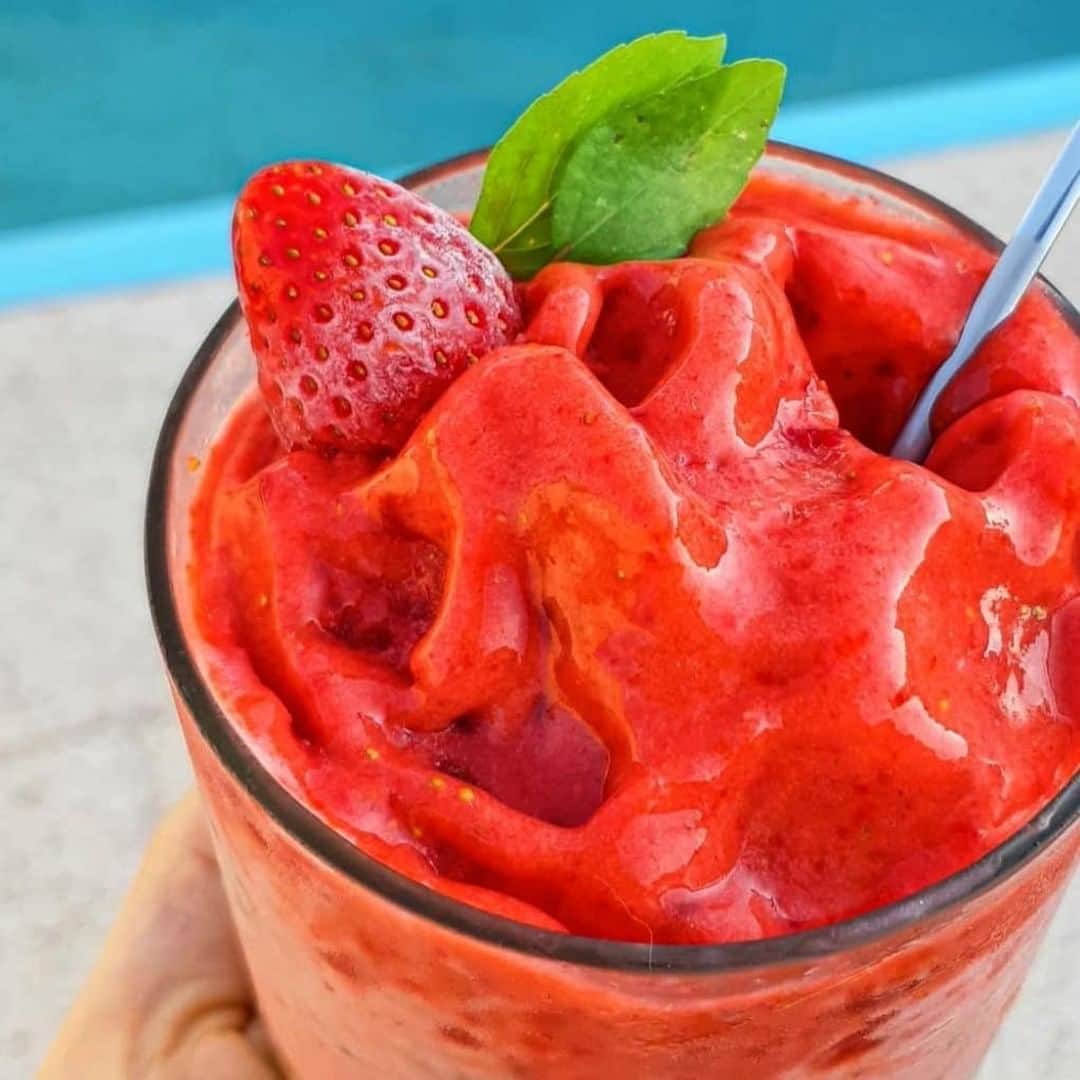 Yonanasのインスタグラム：「Nothing screams summertime more than ice cream by the pool! 😎🍦 Make a healthier nice cream version using only fruit with Yonanas!   Thank you to @raquel.menon for sharing this delicious Strawberry Yonanas inspiration.」