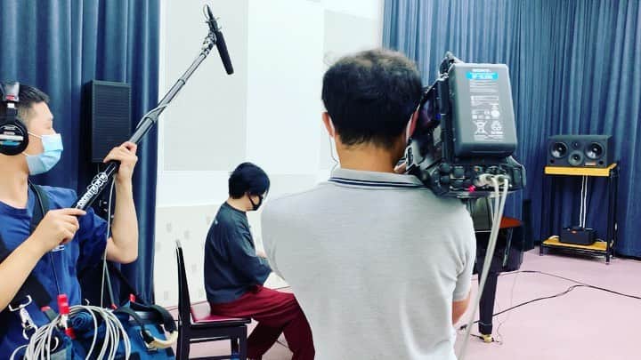渋谷慶一郎のインスタグラム：「その2。はじめて聴いたサティのジムノペディに合わせて即興で歌うオルタ3。 When I played Erik Satie's Gymnopédies the android could improvise and sing along. He didn't know this song, though.」