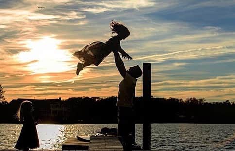 ジェニファー・エスポジートのインスタグラム：「You must capture joy when and where you can. Also time to help small owned business, especially female owned. Amazing photographer based in NY and NJ. #joy hang on to it. For info contact  Genineesposito.com」