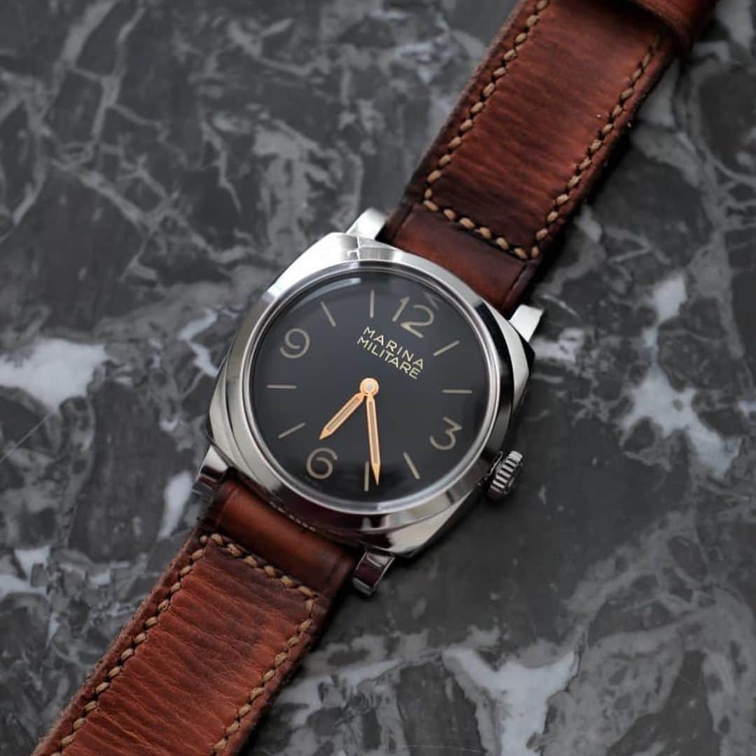 パネライのインスタグラム：「What an amazing combination of watch and strap. The #Panerai #PAM587 Radiomir 1940 Marina Militare with gold pencil hands on vintage distressed leather by @mrtiptopleather  Pic by good friend @azcii #paneraicentral」