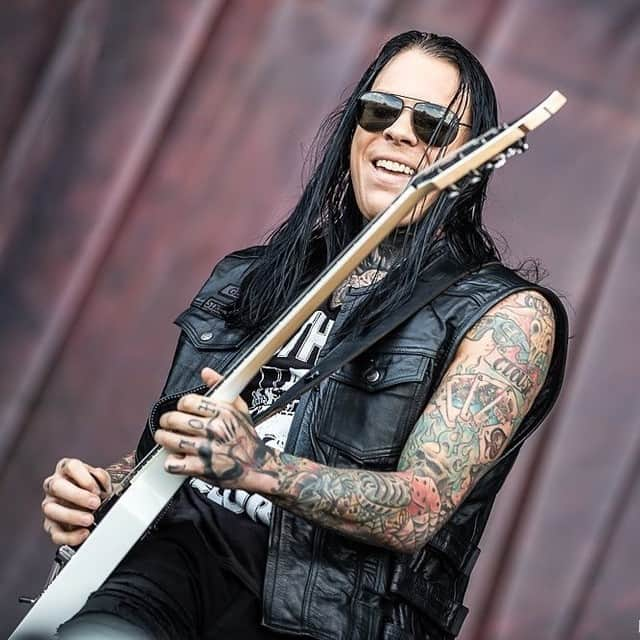 Queensrycheさんのインスタグラム写真 - (QueensrycheInstagram)「A smiling Parker at Summer Breeze Open Air Festival in Dinkelsbühl, Bavaria (photo credit Florian Stangl of Metal-Fotos.de) #queensryche #theverdicttour #summerbreezeopenair #festival #dinkelsbühl #germany🇩🇪 #parkerlundgren #guitarist #guitarplayer #singersongwriter #backupvocalist #talentedmusician #takehold #tattoos #caparisonguitars #goodtimes #wemissourrychers」7月8日 1時44分 - queensrycheofficial